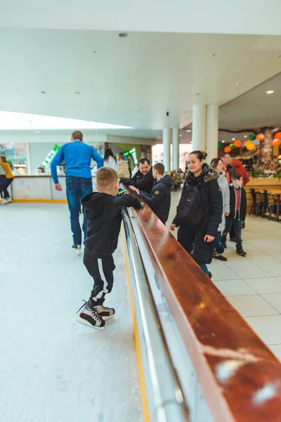 LVIV, UCRANIA - 3 de febrero de 2019: personas patinando en la pista de esquí en el centro comercial de la ciudad — Foto de Stock