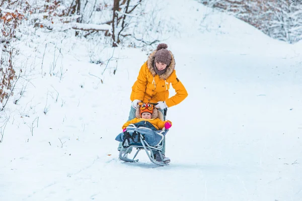 Anya lánya csúszik Winter Hill — Stock Fotó