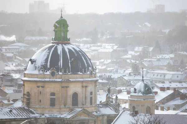 Lviv vista sul paesaggio urbano durante l'inverno — Foto Stock