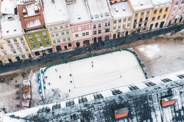 Lviv, Ukrayna - 21 Ocak 2018: lviv şehrinin pazar meydanındaki kayak pisti manzarası