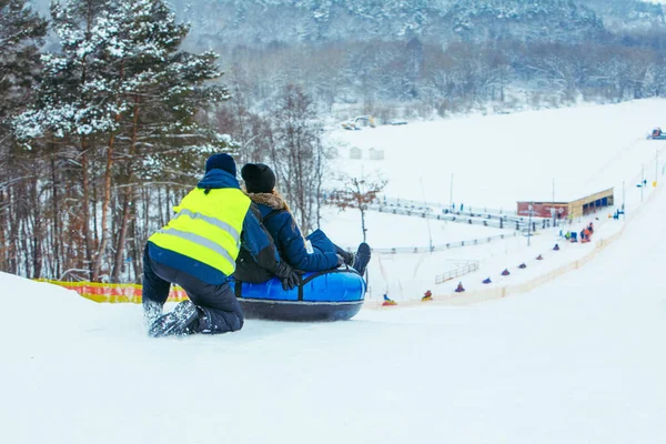 Χειμερινές δραστηριότητες διασκέδασης. βόλτα κάτω από το λόφο με σωλήνα χιονιού — Φωτογραφία Αρχείου