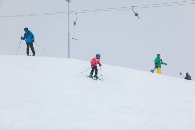 Küçük çocuk kayak öğreniyor.