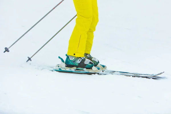 КАЗКОВА ПОЛЯНА, УКРАИНА - 26 января 2019 года: человек спускается с горы на лыжах — стоковое фото