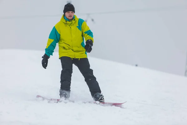 Hombre snowboard abajo por la colina — Foto de Stock