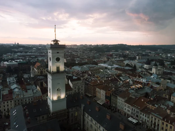Vista aérea de la torre del reloj de campana lviv en el cielo nublado puesta de sol — Foto de Stock