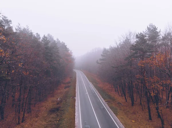 Jesień autostrada droga mgła mgła pogoda — Zdjęcie stockowe