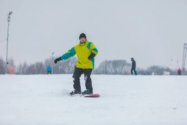 Άνθρωπος snowboarding κάτω από λόφο — Φωτογραφία Αρχείου