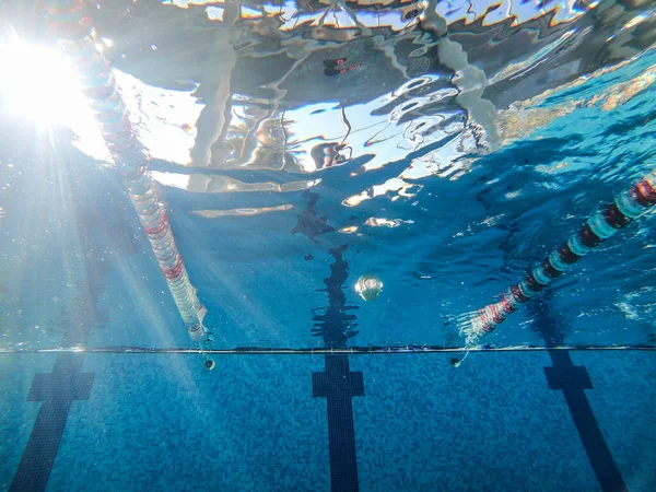 Взгляд на солнечный свет под водой через воду — стоковое фото