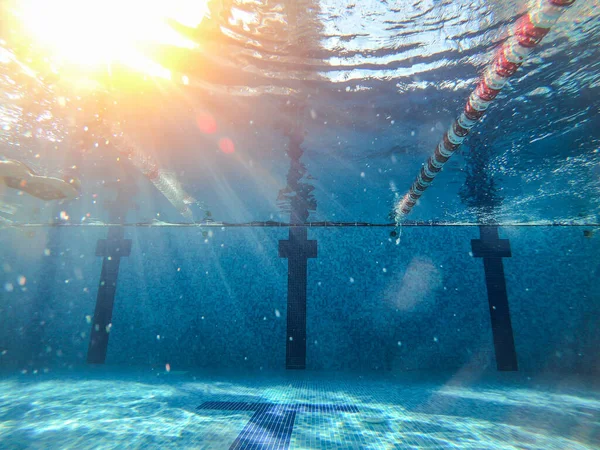 Zicht op poll onderwater zonlicht door water — Stockfoto