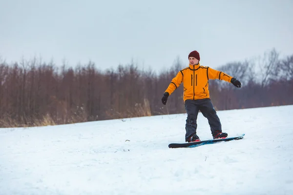 Άνθρωπος snowboarding κάτω από λόφο — Φωτογραφία Αρχείου