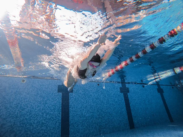 公共プールのスポーツ活動に飛びつく女性は — ストック写真