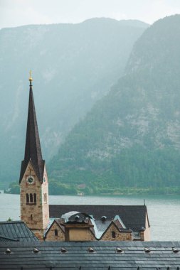 Hallstatt Kilisesi. Arka planda dağları olan çan kulesi gölü.