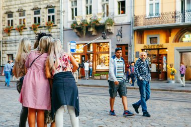 Lviv, Ukrayna - 5 Eylül 2019: Şehir meydanında selfie çeken kız arkadaşlar