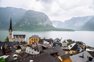 Hallstatt Kilisesi. Arka planda dağları olan çan kulesi gölü.