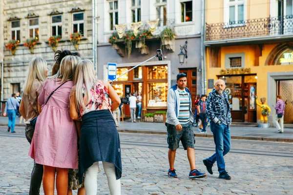 Lviv, Ukraine - September 5, 2019: girlfriends taking selfie on the phone at city square — Stock Photo, Image