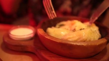 Kafede hamur köftesi yiyen bir kadın. 