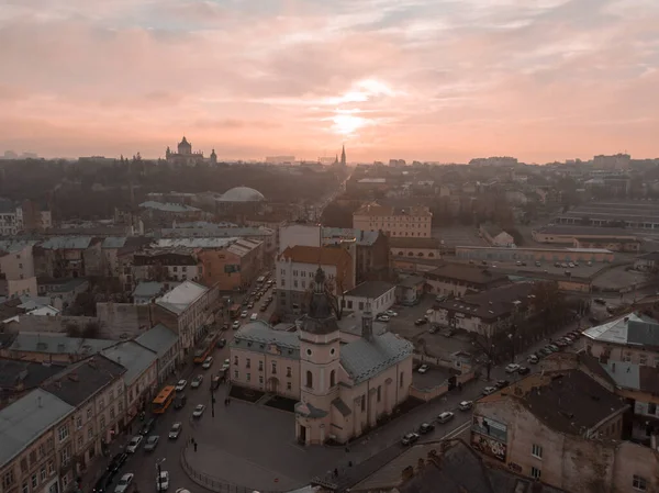 Lviv, Oekraïne-11 november 2018: bovenaanzicht van de zonsondergang boven het oude Europese stadsauto verkeer — Stockfoto