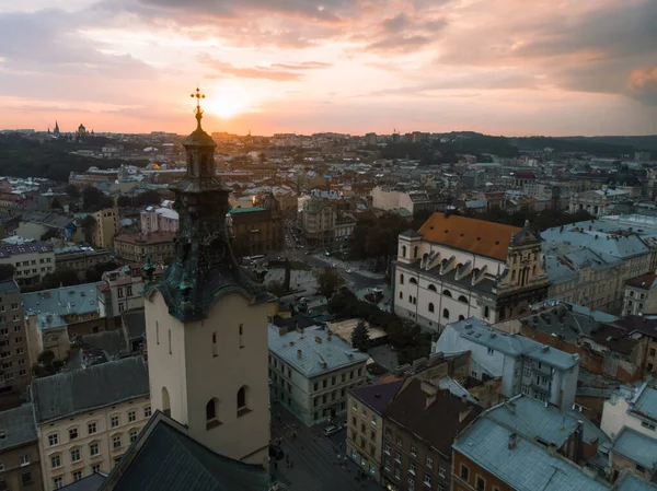Salida del sol sobre la torre de la iglesia de la ciudad — Foto de Stock