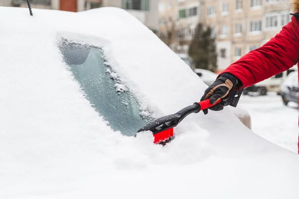 Efter snöstorm bil täckt med snö — Stockfoto