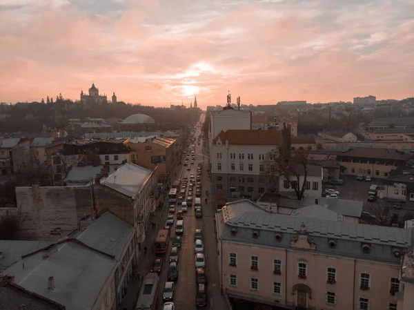 리비우, 우크라이나 - 11 월 11, 2018 : 오래된 유럽 도시 자동차 트래픽 위의 일몰의 공중 보기 — 스톡 사진