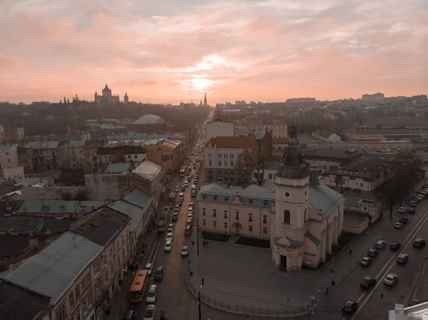 利沃夫， 乌克兰 - 2018年11月11日：欧洲旧城市汽车交通上方的日落鸟瞰图 — 图库照片