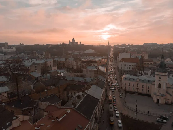 リヴィウ, ウクライナ - 11月 11, 2018: 古いヨーロッパの都市の車のトラフィックの上の夕日の航空写真 — ストック写真