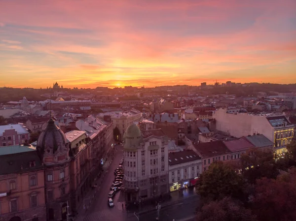 Lviv, Ukraine - 11. November 2018: Luftaufnahme des Sonnenuntergangs über dem alten europäischen Autoverkehr — Stockfoto