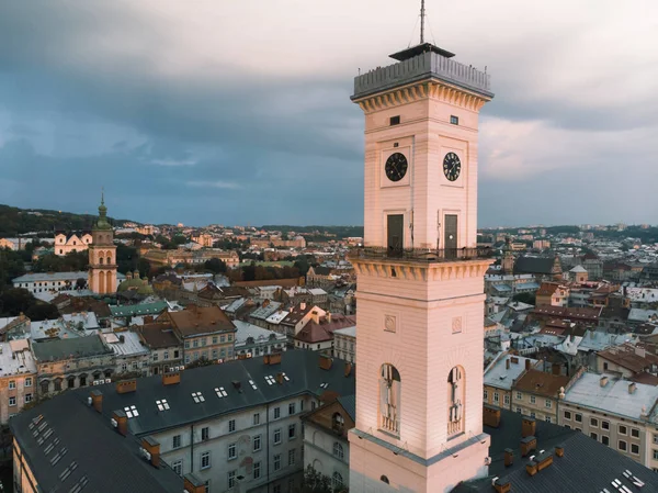 Εναέρια άποψη του Lviv καμπαναριό ρολόι στο ηλιοβασίλεμα συννεφιασμένο ουρανό — Φωτογραφία Αρχείου