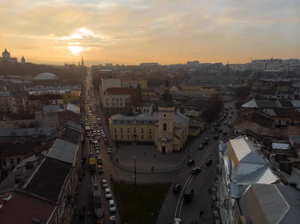 Lviv, Oekraïne-11 november 2018: bovenaanzicht van de zonsondergang boven het oude Europese stadsauto verkeer — Stockfoto