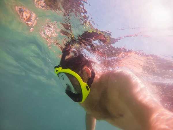 Άνθρωπος με μάσκα καταδύσεων κάτω από το νερό — Φωτογραφία Αρχείου