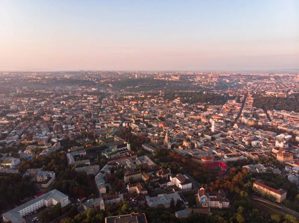 Вид зверху на місто на заході сонця — стокове фото
