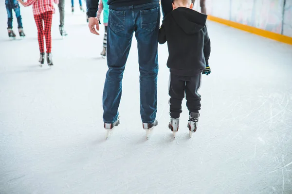 LVIV, UCRAINA - 3 febbraio 2019: padre insegna al figlio a pattinare sulla pista da sci — Foto Stock