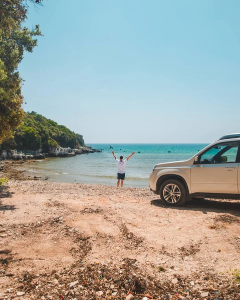 Auto-Reise-Konzept Mann am Sommerstrand mit Blick aufs Meer — Stockfoto