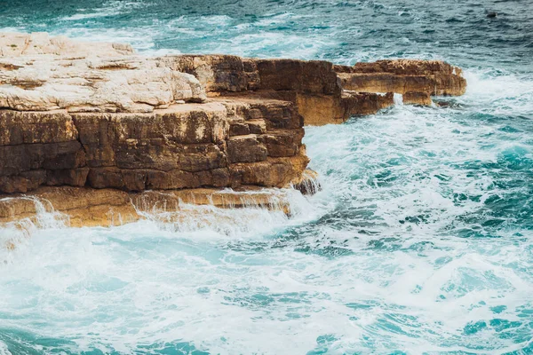 Spiaggia rocciosa con grandi scogliere tempo tempestoso grandi onde — Foto Stock