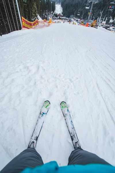 Esqui em primeira pessoa. actividade desportiva de Inverno. exterior — Fotografia de Stock