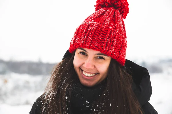 Ritratto di giovane bella donna in cappello rosso con bubo sorridente — Foto Stock