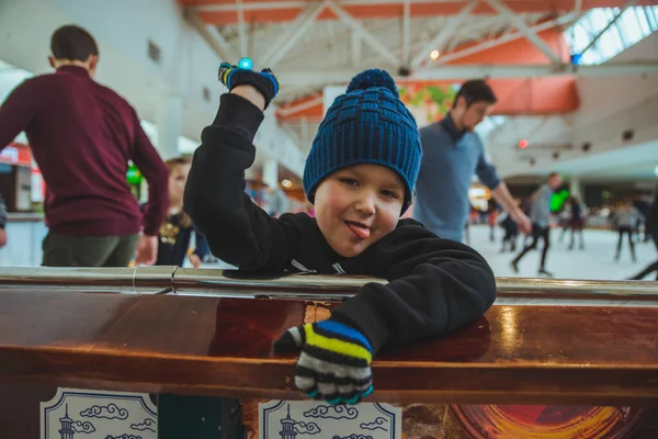 Niño aprendiendo a patinar en pista de hielo —  Fotos de Stock