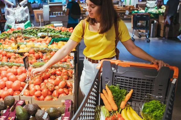 Mulher faz compras no supermercado da cidade — Fotografia de Stock