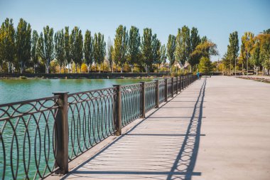 Kamu parkındaki rıhtım manzarası