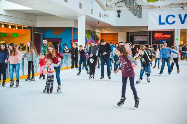 LVIV, UCRANIA - 3 de febrero de 2019: personas patinando en la pista de esquí en el centro comercial de la ciudad — Foto de Stock