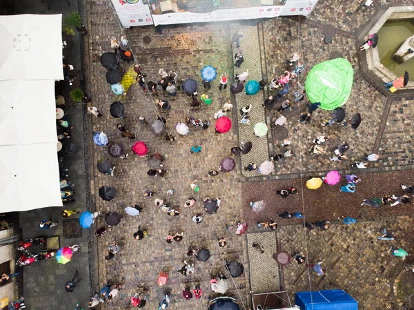 Lviv, Ukraina-september 7, 2019: overhead Visa på Central City Square vid regnigt väder — Stockfoto