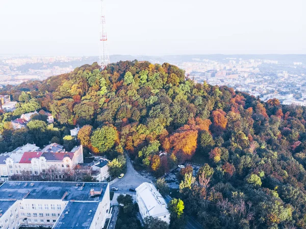 Vista aérea del parque de la ciudad del castillo alto —  Fotos de Stock