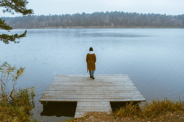 Toamna lac sezon femeie în haină la dig de lemn — Fotografie, imagine de stoc