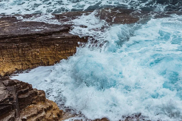 Fırtına havasında kayalık deniz plajı görünümü — Stok fotoğraf