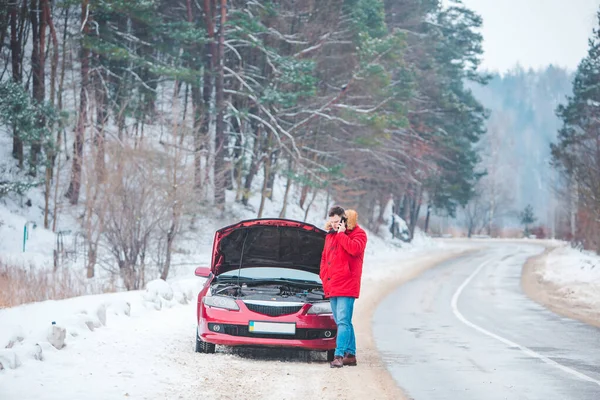 Férfi áll mellett törött autó nyitott motorháztető hívja segítséget — Stock Fotó