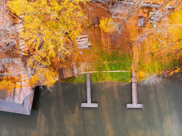 Letecký pohled na podzimní lesopark u jezera s mola — Stock fotografie