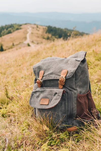 Zaino da trekking in cima alla montagna — Foto Stock