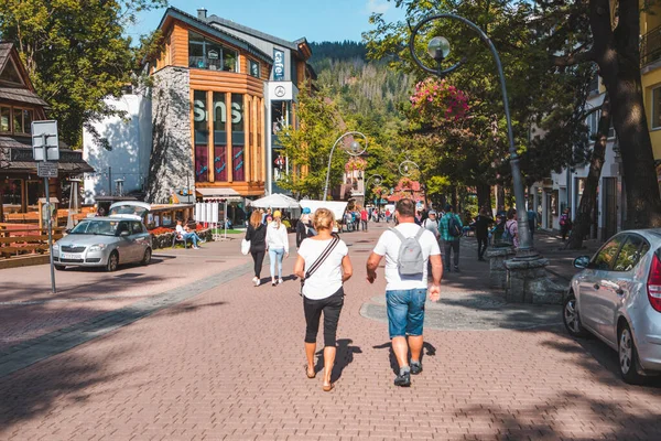 Zakopane, Lengyelország - 2019. szeptember 13.: a Krupowki utca mellett sétáló emberek a Tatra hegységben — Stock Fotó