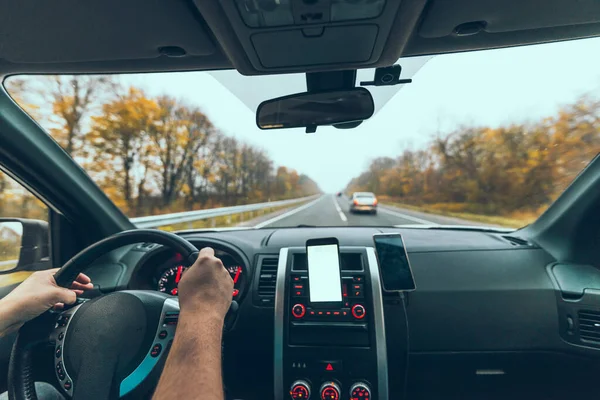 Telefono con schermo bianco al cruscotto auto autunno superstrada — Foto Stock