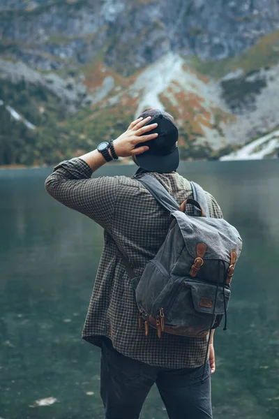 Homme avec sac à dos au lac en montagne concept de randonnée — Photo
